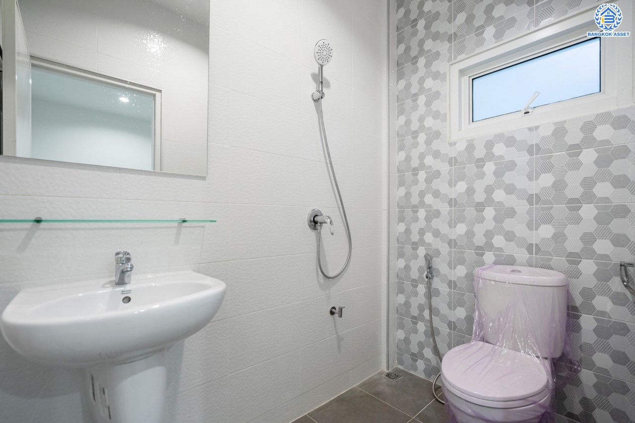 บ้านมือสองตกแต่งใหม่ ม.พิบูลย์การ์เด้นวิลล์ พิบูลย์สงคราม-พระราม5 เนื้อที่ 18 ตร.ว. ฟังก์ชัน 3 ห้องนอน 2 ห้องน้ำ จอดรถได้ 1 คัน บนสุดยอดทำเล! เชื่อมถนนพิบูลย์สงคราม, วงศ์สว่าง, นครอินทร์ และติวานนท์ ใกล้จุดขึ้นทางด่วนศรีรัช-วงแหวนรอบนอก ใกล้รถไฟฟ้า "สถานีแยกติวานนท์"...